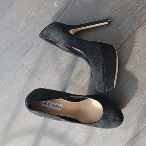 STEVE MADDEN BLACK SUEDE PUMPS
